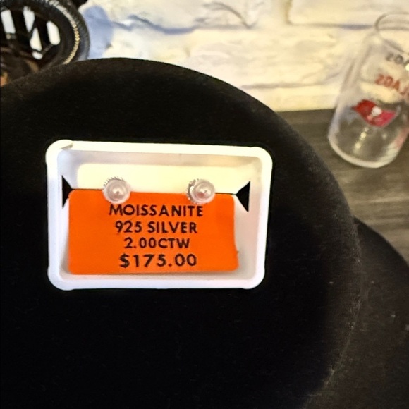 Elegant Black 2CT Stud Earrings - Picture 2 of 4